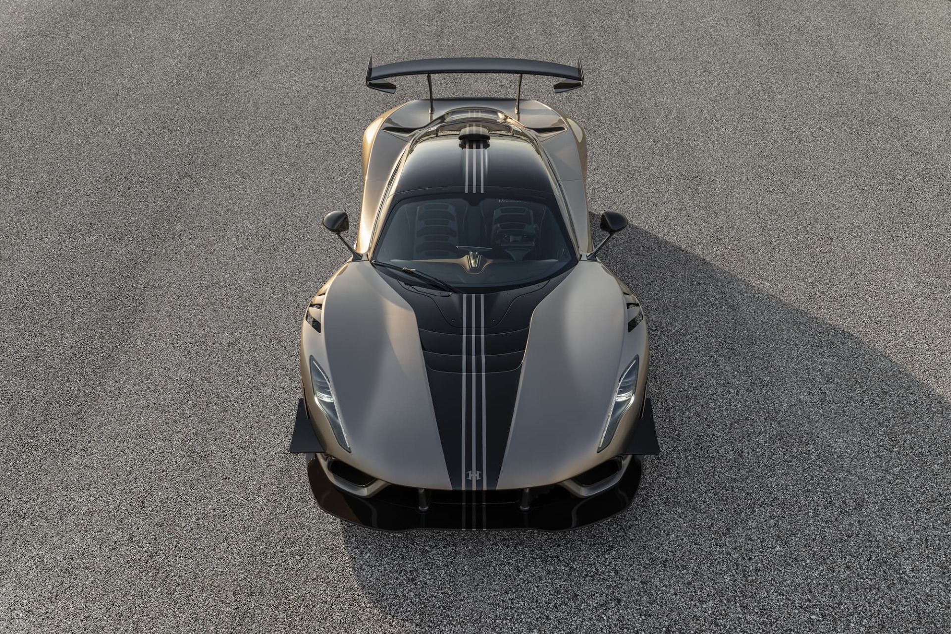 Forrás: https://www.hennesseyspecialvehicles.com/gallery/river-sand-metallic/